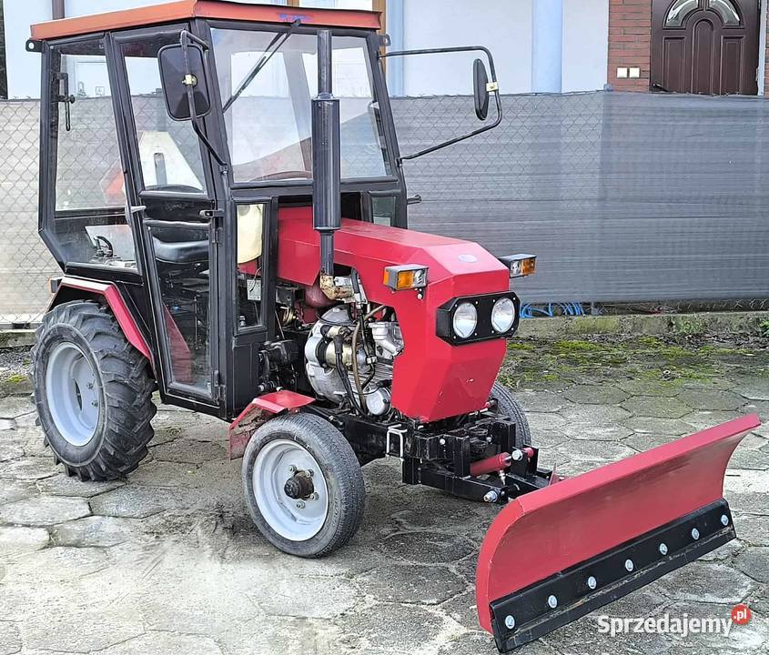 Traktor Elpol K1 z pługiem polskiej Dębica