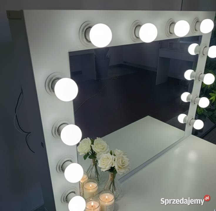 Nowa toaletka kosmetyczna z lustrem i