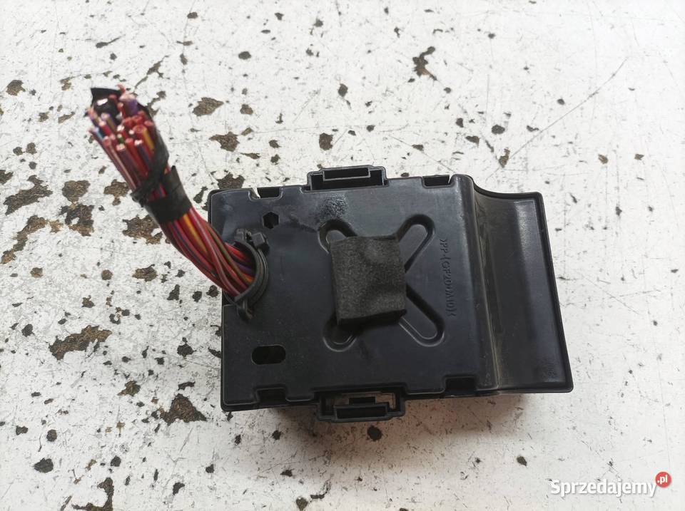 SKRZYNKA BEZPIECZNIKÓW 2B0Z4010F 12 B Opel Corsa osobowe