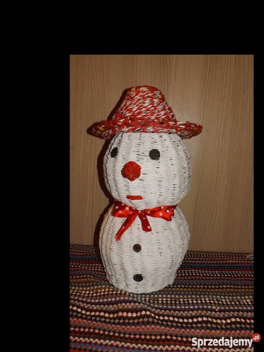 Duży bałwan w kapeluszu czerwonym wiklina inny kolor