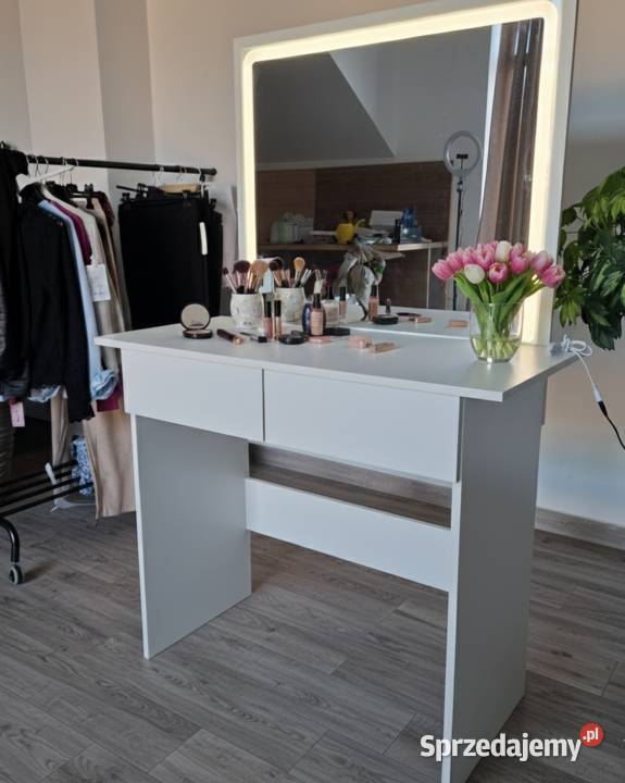 Nowoczesna toaletka kosmetyczna z lustrem led Wyposażenie wnętrz małopolskie Wieliczka