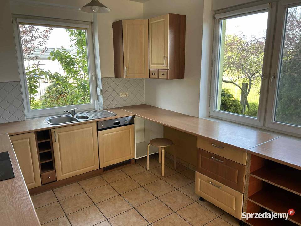 Meble kuchenne z piekarnikiem okapem zlewem i
