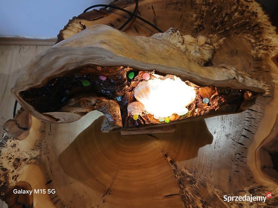 Ozdobna lampa z drewna i muszli unikalna