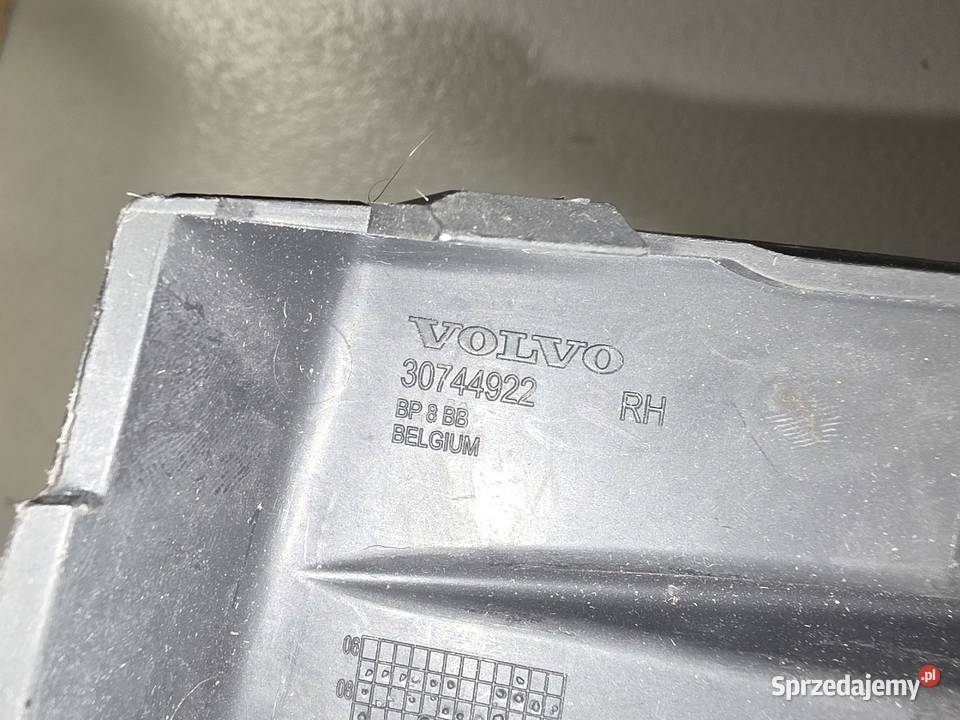 Zaślepka halogenu prawa 30744922 VOLVO S40 V50