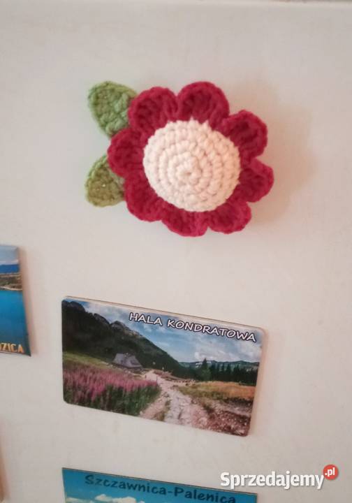 Kwiatek wykonany na szydełkumagnes na lodówkę Łask