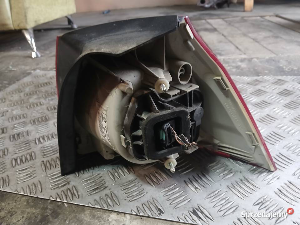 Lampa lewy tył Volkswagen Golf 5 V EUHB5D 0509r Radłów