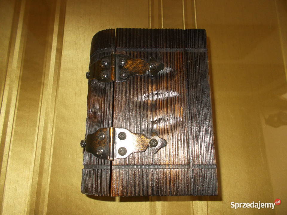 Drewniana szkatułka w kształcie książki mazowieckie Łosice