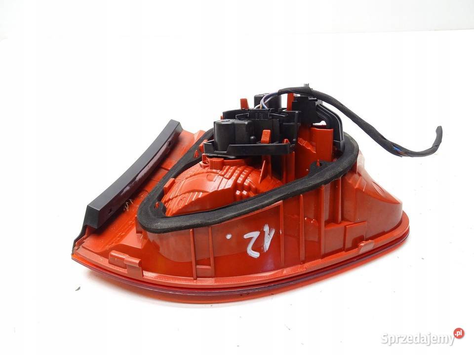 LAMPA PRAWY TYŁ PRAWA TYLNA W KLAPĘ 3R5945094C osobowe