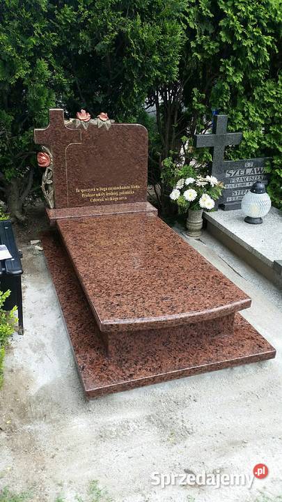 nagrobek vanga z rzezbami róż z trzech stron 915 Świdnica