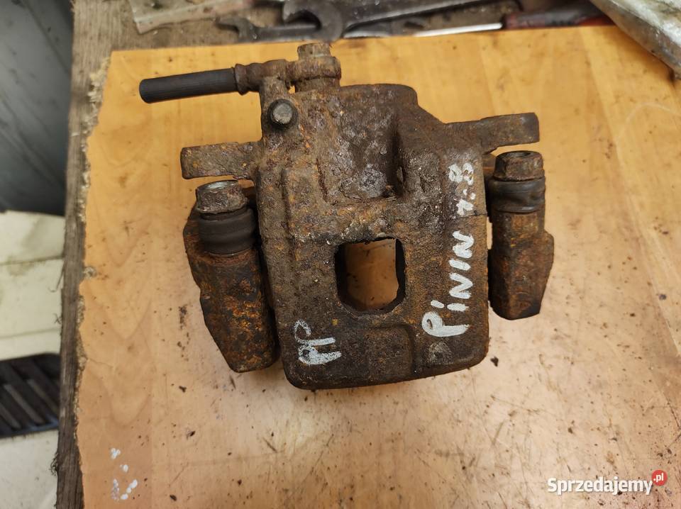 Mitsubishi Pajero Pinin zacisk jarzmo PRZÓD