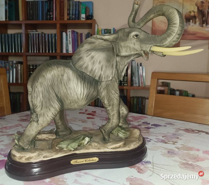Duża figurka słonia afrykańskiego na podstawie Paprotnia