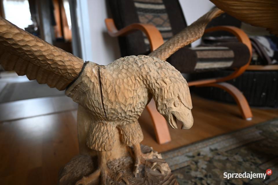 Rzeźby drewniane orły z rozpostartymi skrzydłami