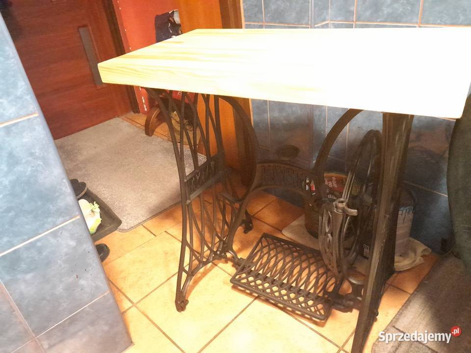 Stolik z maszyny