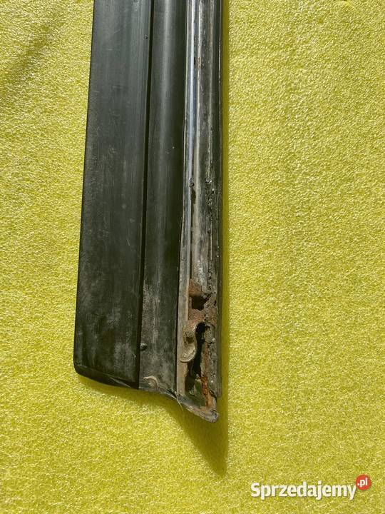 MercedesBenz W123 Listwa drzwi prawy przód