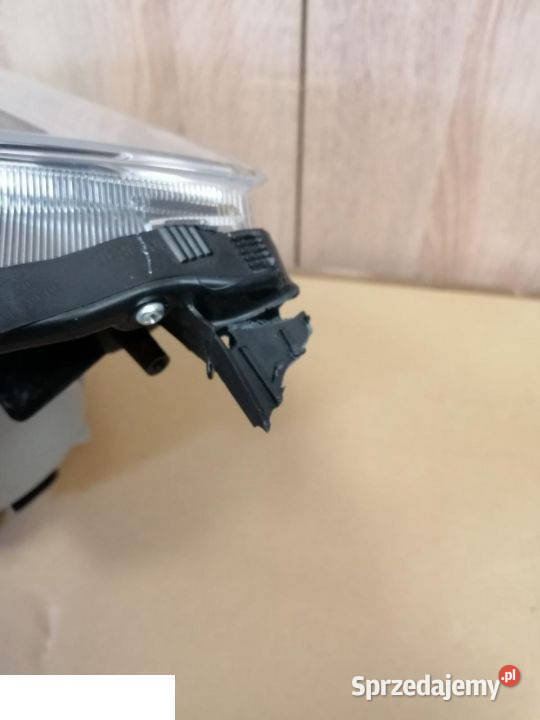 Suzuki Baleno reflektor prawy bi xenon Led Kozubszczyzna