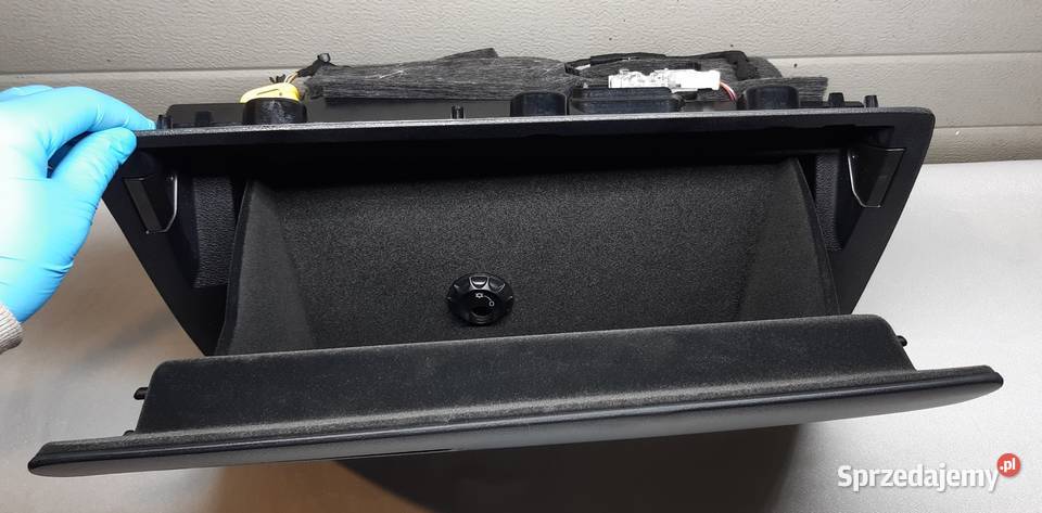 SCHOWEK PASAŻERA AUDI Q3 8U1857035G Mielęcin