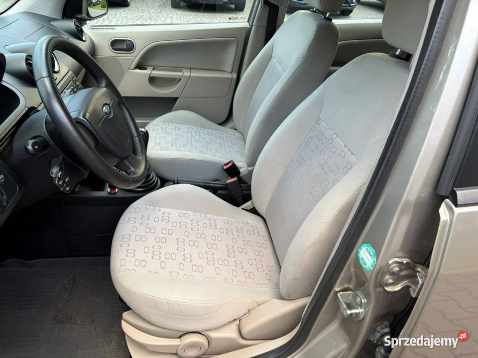 Ford Fiesta 14 benzyna 80 5 drzwi Klimatyzacja kurtyny powietrzne Lipówki