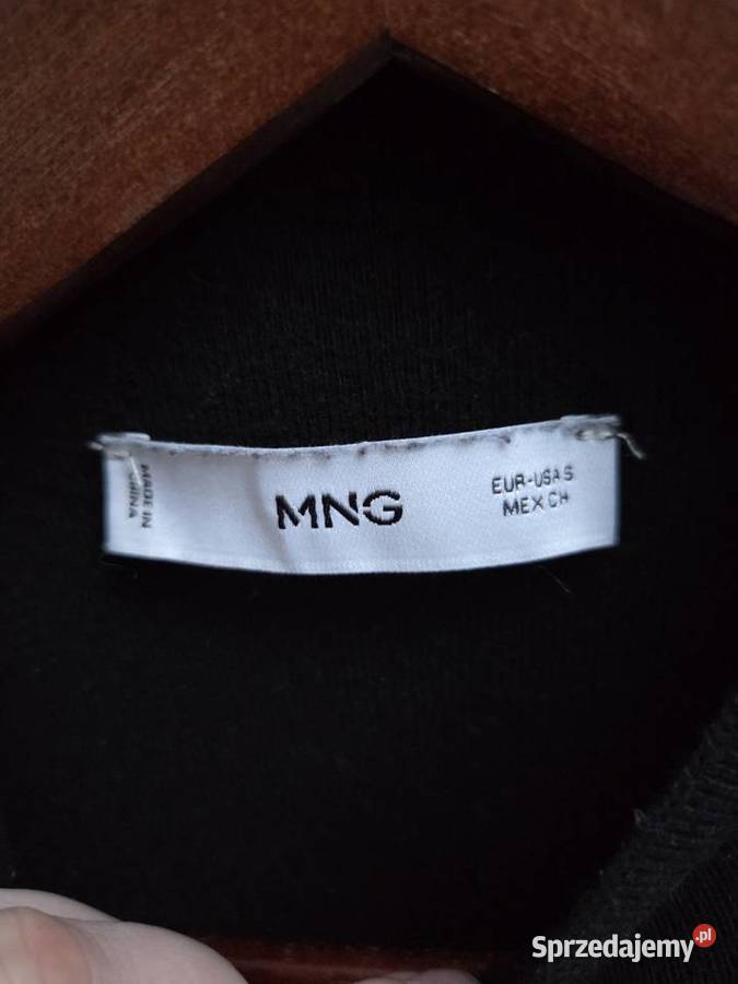 Czarny sweter ze stójką golf wiskoza Mango