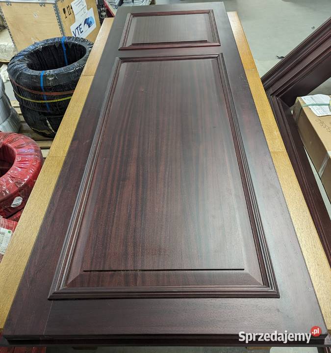 Drzwi używane lite drewno kolor mahoń z ramą Wiślinka
