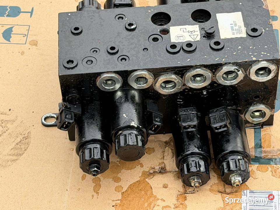 Rozdzielacz hydrauliczny AV5899 8 Antonie