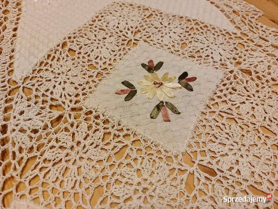 Bieżnik szydełko plus haft wstążeczkowy