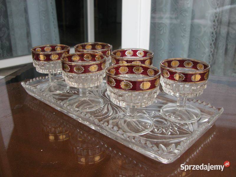 stylowe kieliszki lampki na tacy