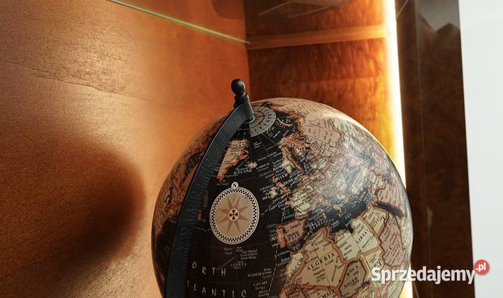 Zabytkowa podświetlana witryna art deco