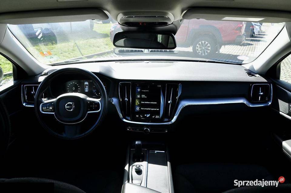 Volvo V60 B3 20 benzyna B Geartronic Momentum Rok produkcji 2020