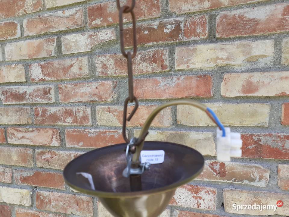 Żyrandol metalowy ze szklanym kloszem Gawroniec sprzedam