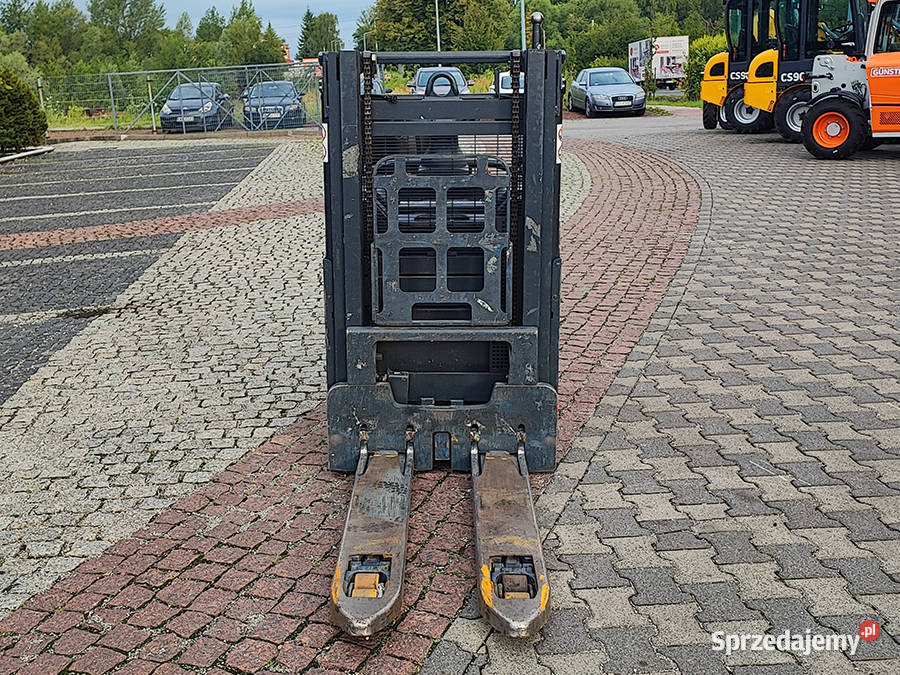 Wózek elektryczny unoszący z masztem Linde D12