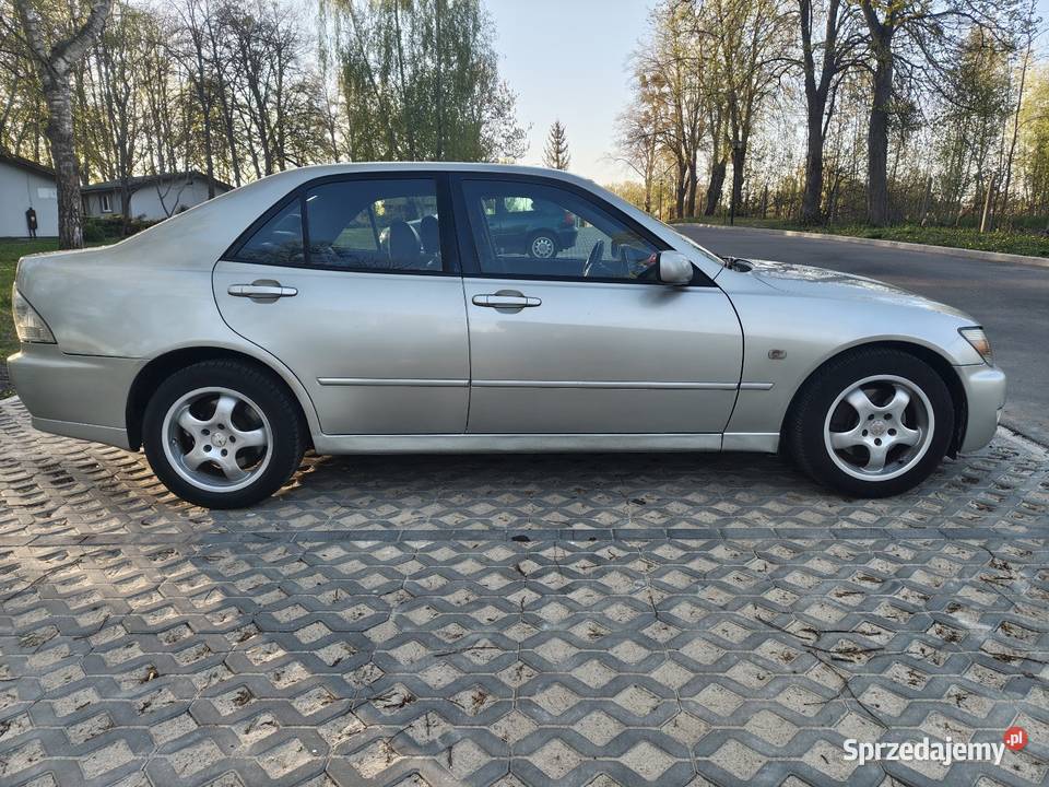 Lexus is200