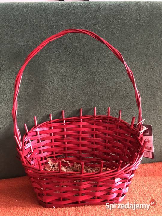 Czerwony koszyk wiklinowy na upominki Kłodawa