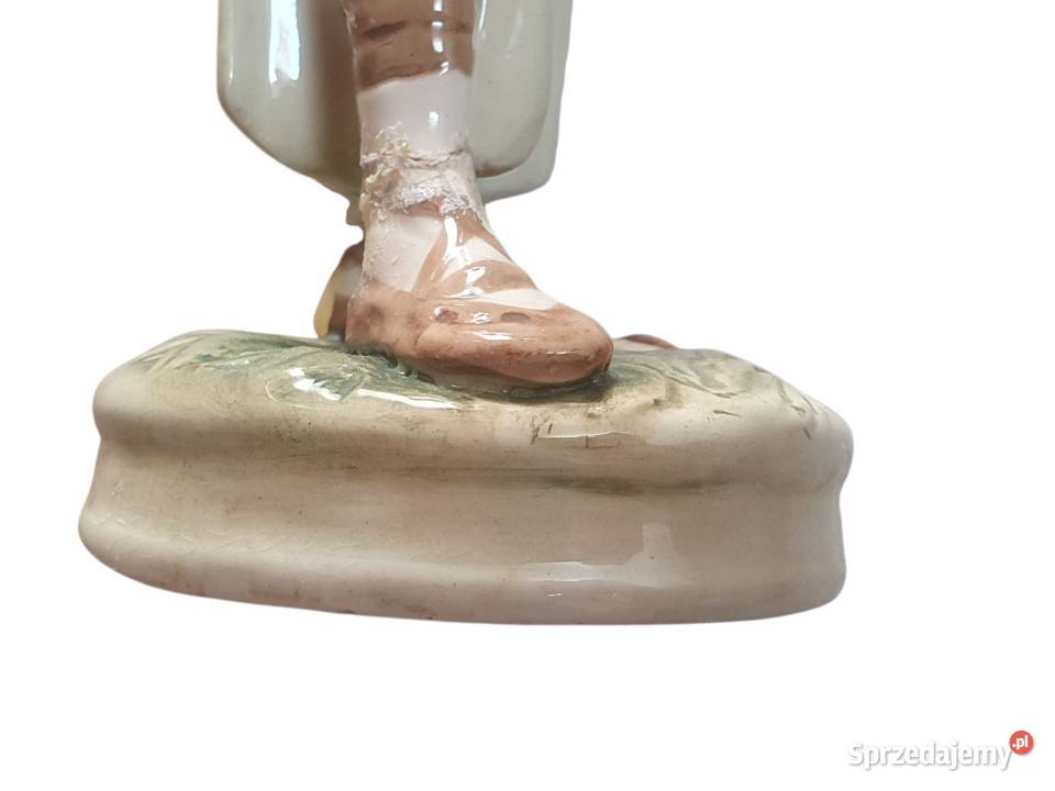 Stara figurka kobiety w sukni w stylu Cieszyn