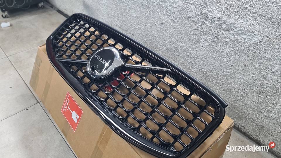 Grill atrapa znaczek logo Volvo XC60 II OEM 2126