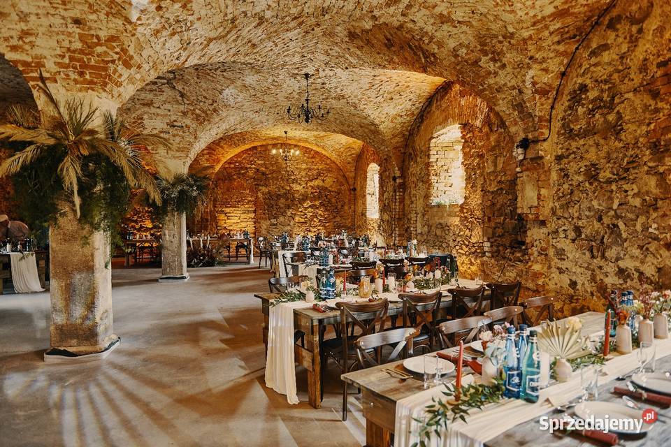 Sprzedam 150 krzeseł drewnianych i 36 stołów dolnośląskie Lubiechowa