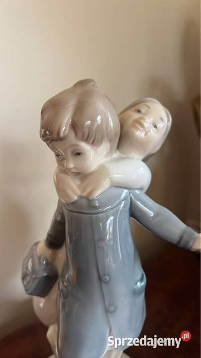 Figurka chłopca z teczką i z dziewczynką Z Gdańsk sprzedam