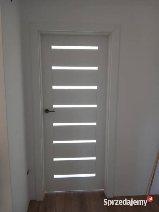 Drzwi na RAMIE DREWNIANEJ białe Łomża