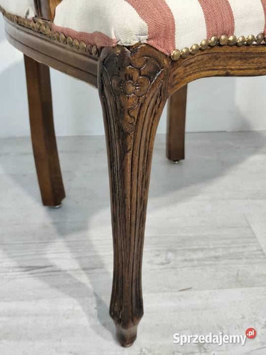 Stylowy fotel ludwikowski Klasyczna elegancja