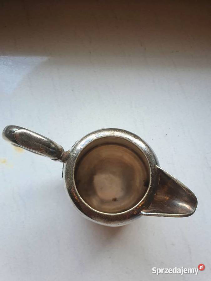 Stary ozdobny dzbanek z uchwytem z metalu w Lublin