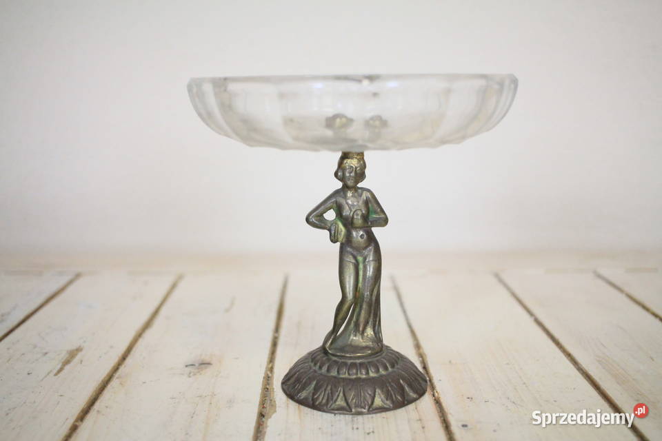 Piękna patera na mosiężnej nodze