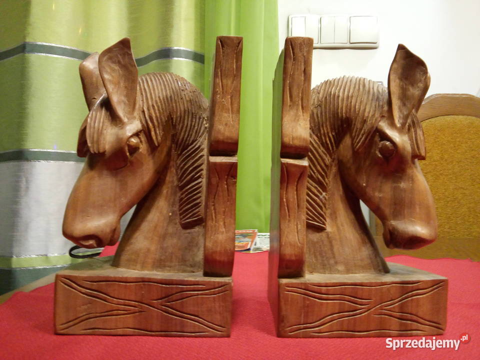 Rzeźby głowy konia Komornica