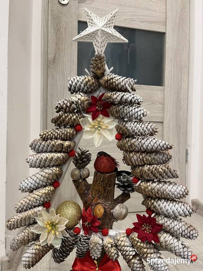 Choinka na pniu drzewa ozdobiona szyszkami Boże Narodzenie podkarpackie Krosno