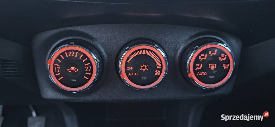 Niski przebieg Grzane fotele Klimatronik Hak isofix Andrespol