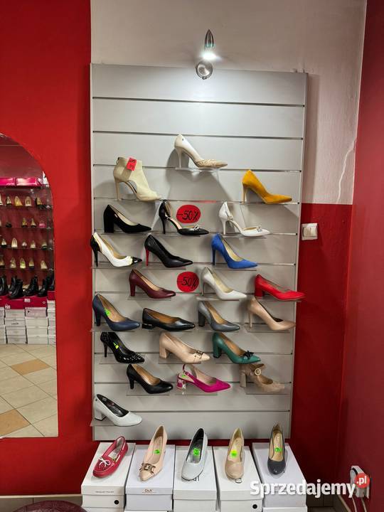Sprzedam wyposażenie sklepu obuwniczoodzieżowego