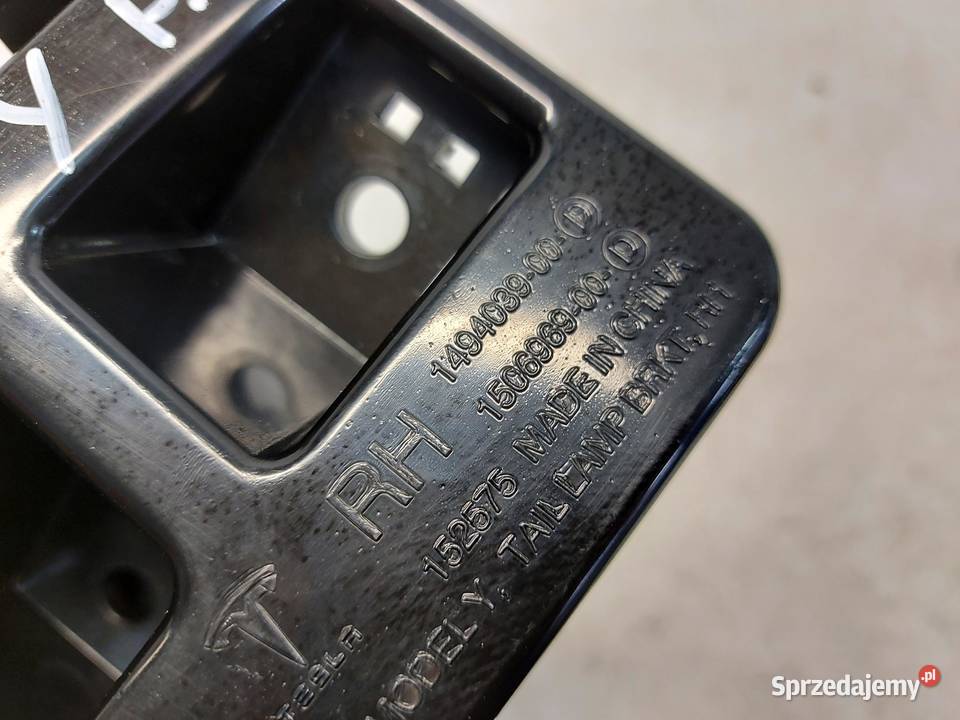 TESLA MODEL Y 2022r ŚLIZG MOCOWANIE ZDERZAKA