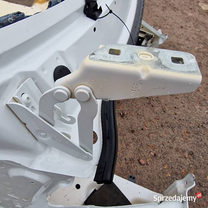 IVECO DAILY 2014 ZAWIAS MASKI SILNIKA PRAWY Karoseria