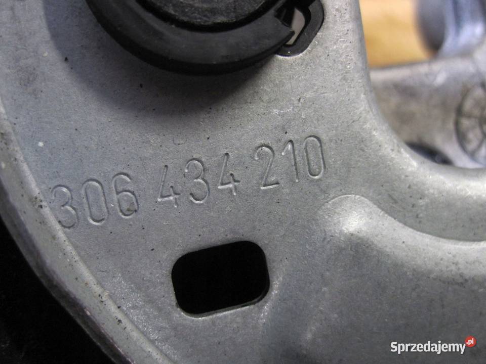 ASTRA J GTC 13r kierownica 13351028 13251692 osobowe Części samochodowe