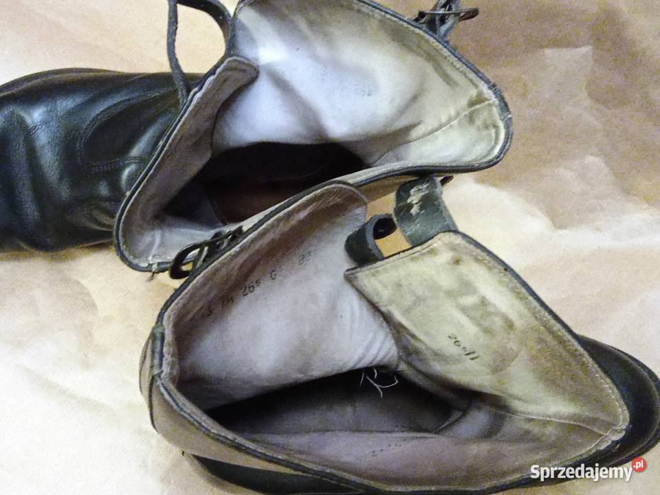 Czarne buty funkcjonariusza MO