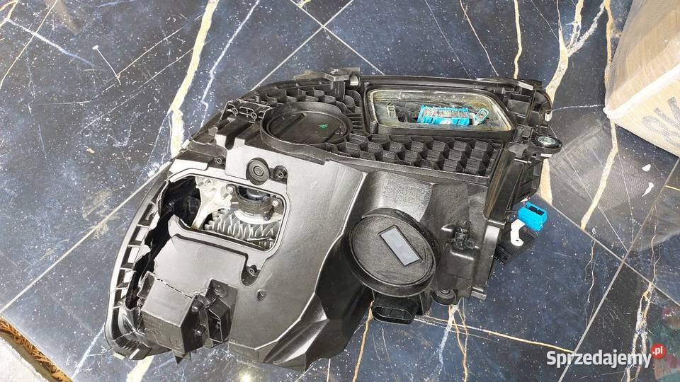 Lampa przód prawa mercedes w206 uszkodzona Ząbki