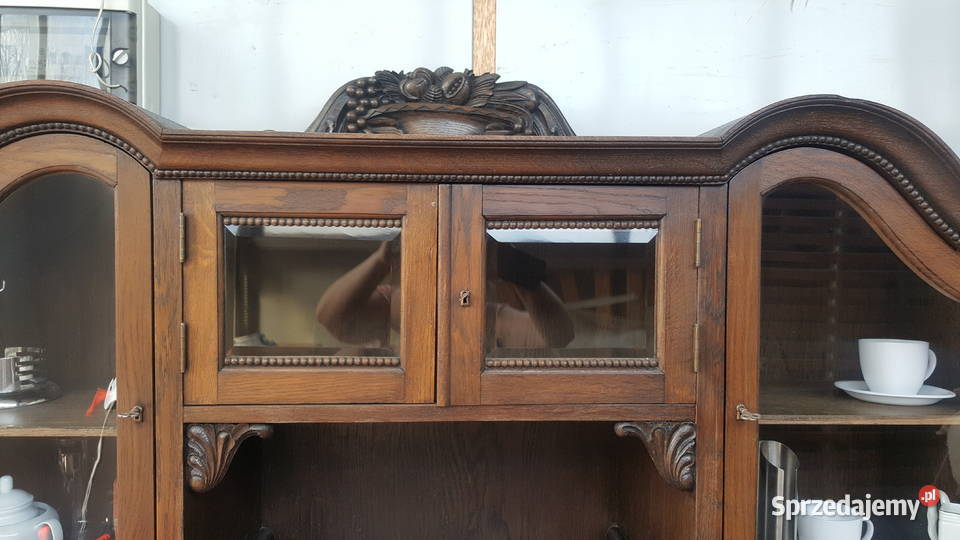 Piękny kredens drewniany
